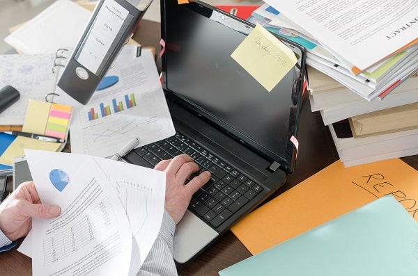 cluttered-desk-600w